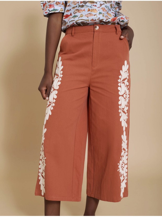 Pantalón bordado lateral
