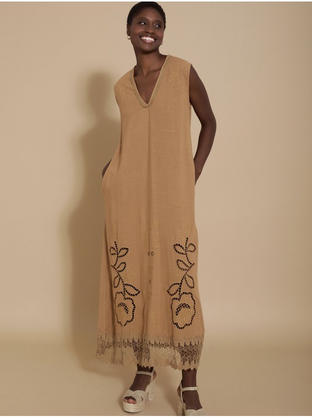 Vestido con bordado troquelado