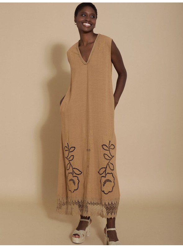 Vestido con bordado troquelado