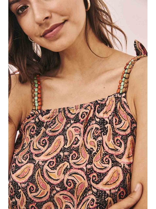 Top estampado con pedrería tirantes