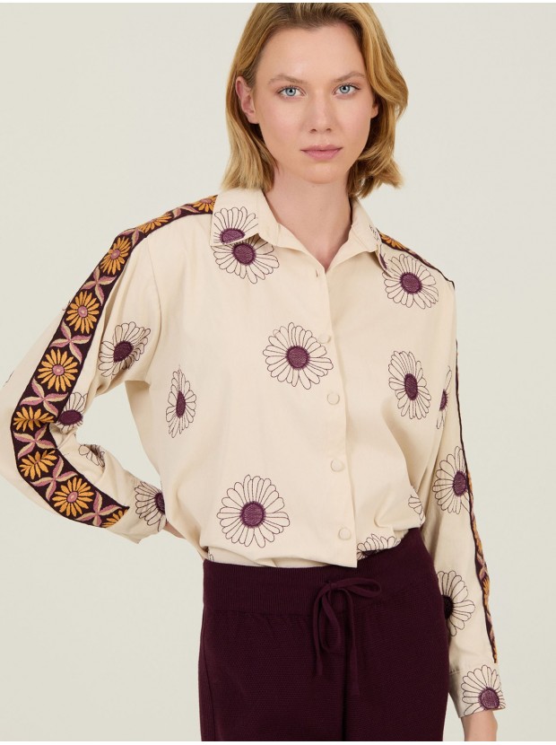 Camisa bordada con fornitura