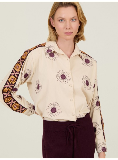 Camisa bordada con fornitura