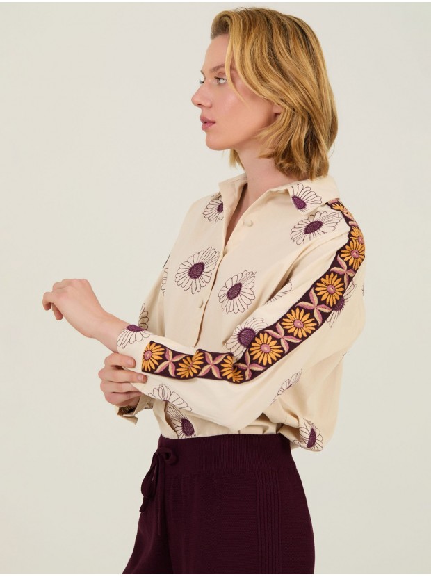 Camisa bordada con fornitura