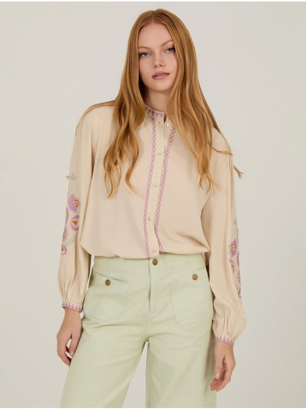 Blusa con bordado floral