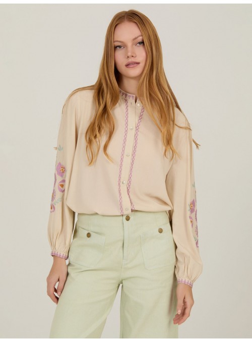 Blusa con bordado floral
