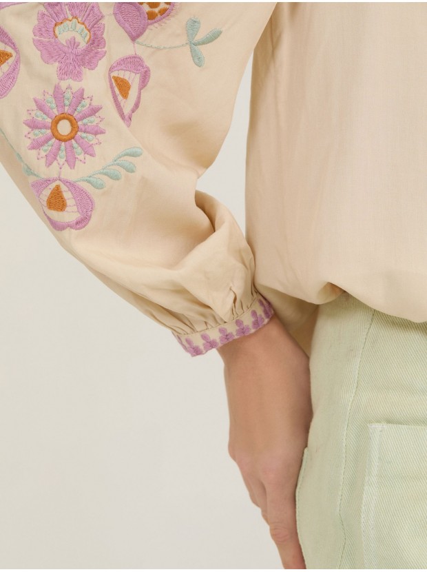 Blusa con bordado floral