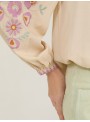 Blusa con bordado floral