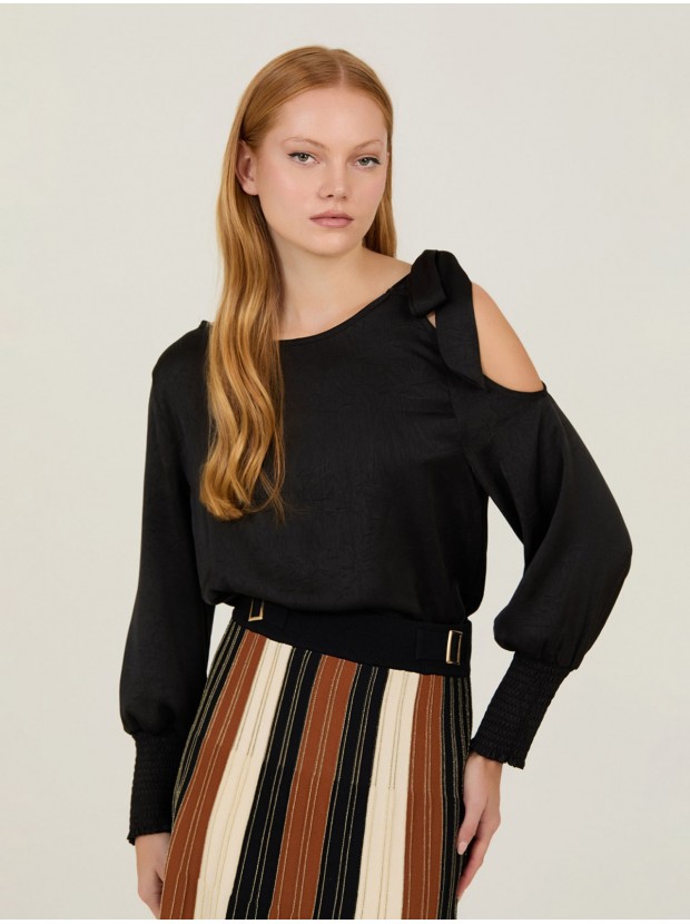 Blusa satinada cut-out