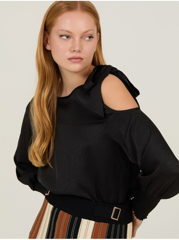 Blusa satinada cut-out