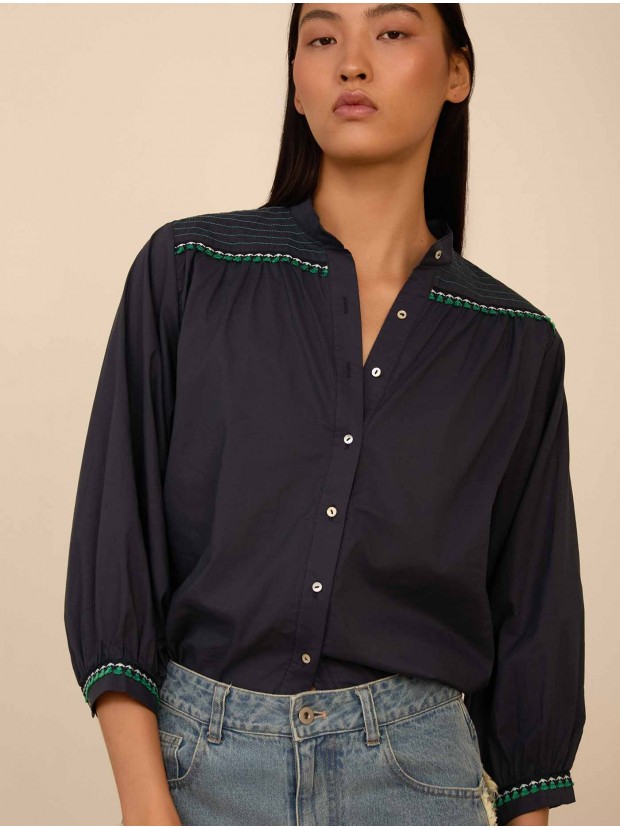Blusa con fornituras