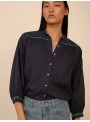 Blusa con fornituras