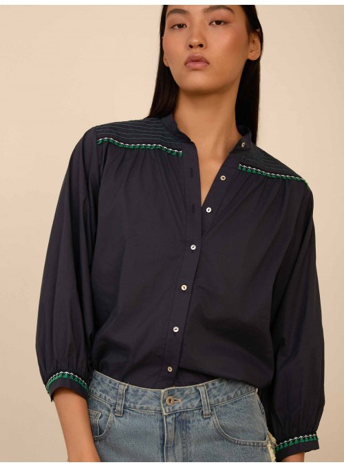 Blusa con fornituras