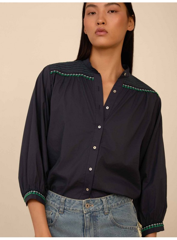 Blusa con fornituras