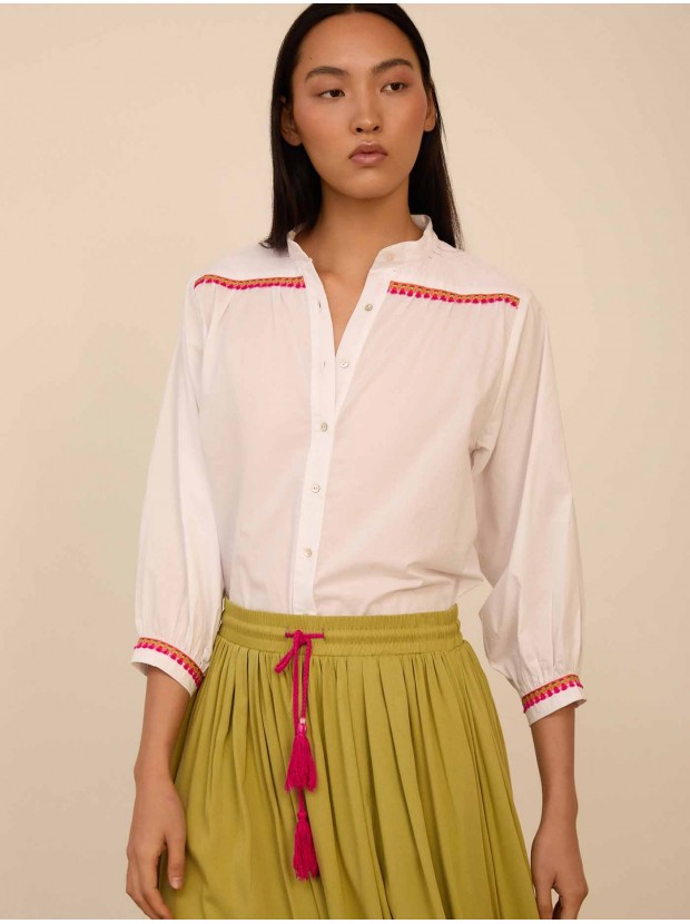 Blusa con fornituras