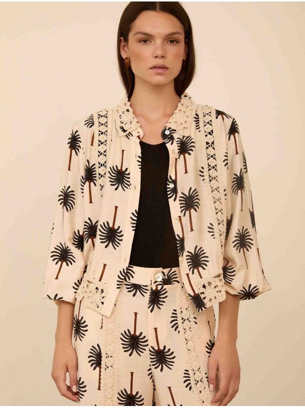 Camisa con estampado palmeras