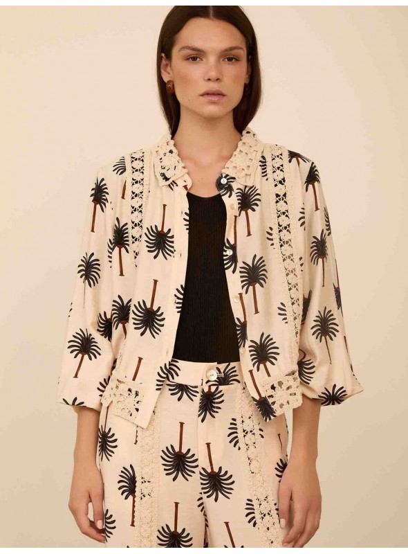 Camisa con estampado palmeras