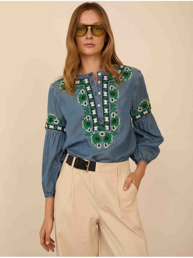 Blusa denim bordada