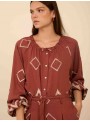 Blusa con bordado a contraste