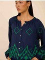 Blusa con bordado a contraste