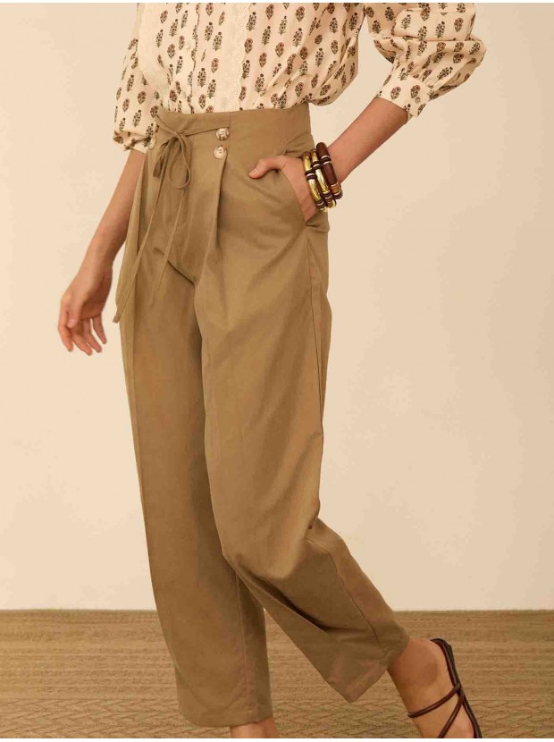 Pantalón tobillero con pinzas