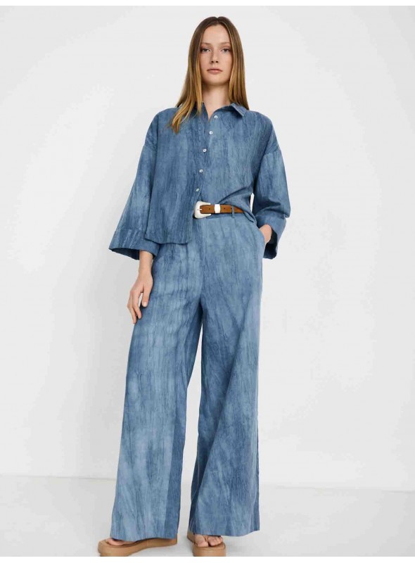 Pantalón desgastado pliegues