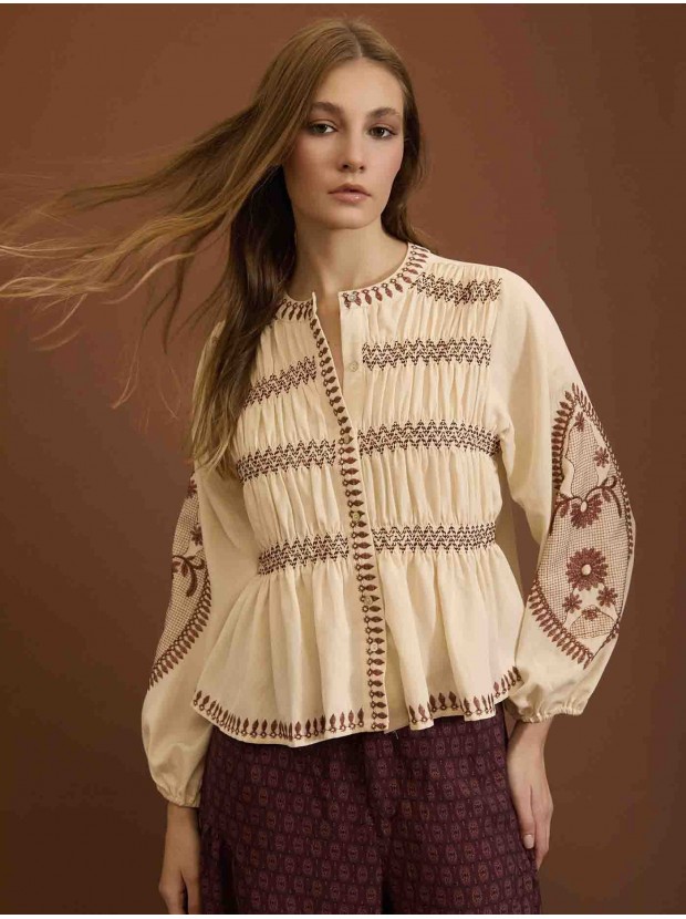Blusa bordada con frunces