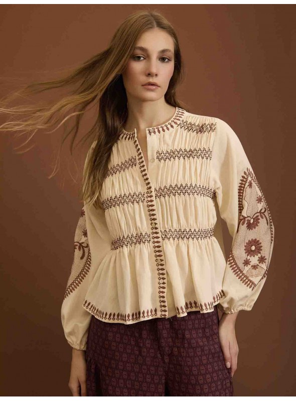 Blusa bordada con frunces