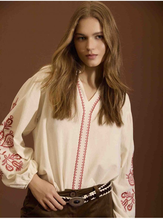 Blusa bordado a contraste