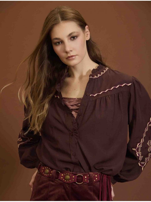 Blusa bordada detalle volante