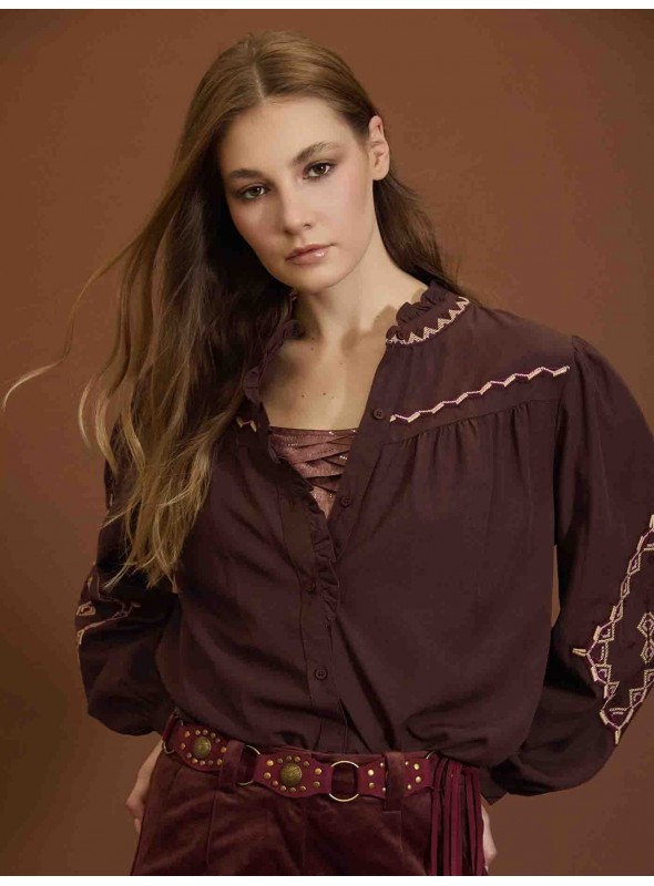 Blusa bordada detalle volante