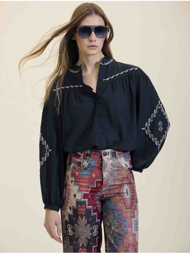 Blusa bordada detalle volante