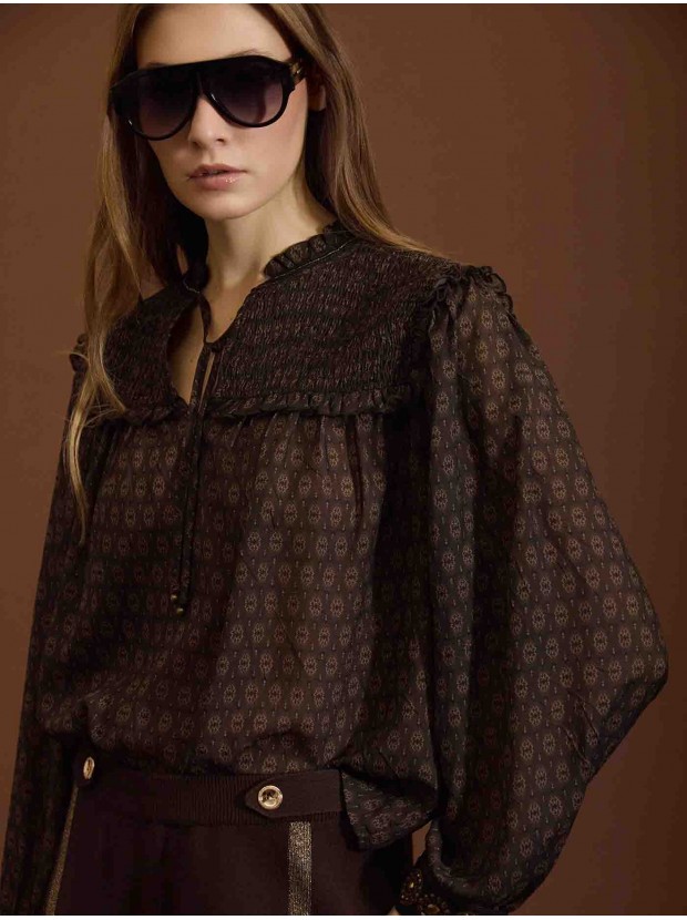 Blusa gasa estampada tachuelas