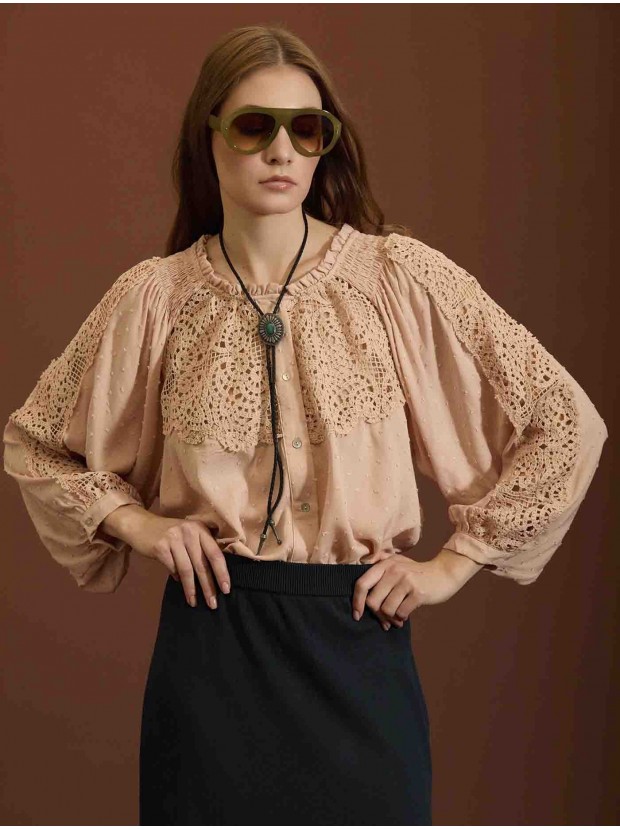 Blusa plumeti y encaje