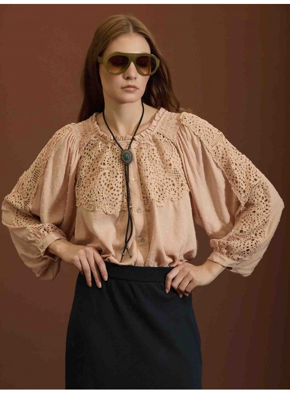 Blusa plumeti y encaje