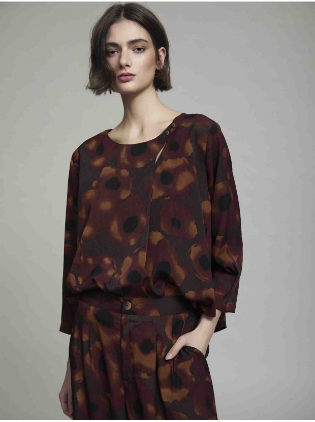 Blusa estampada detalle escote