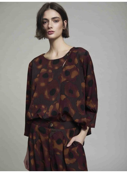 Blusa estampada detalle escote