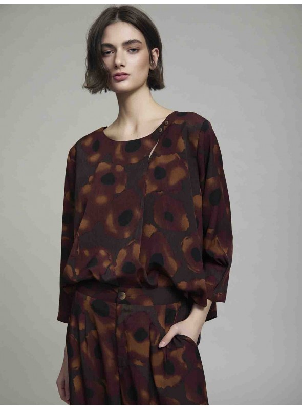 Blusa estampada detalle escote