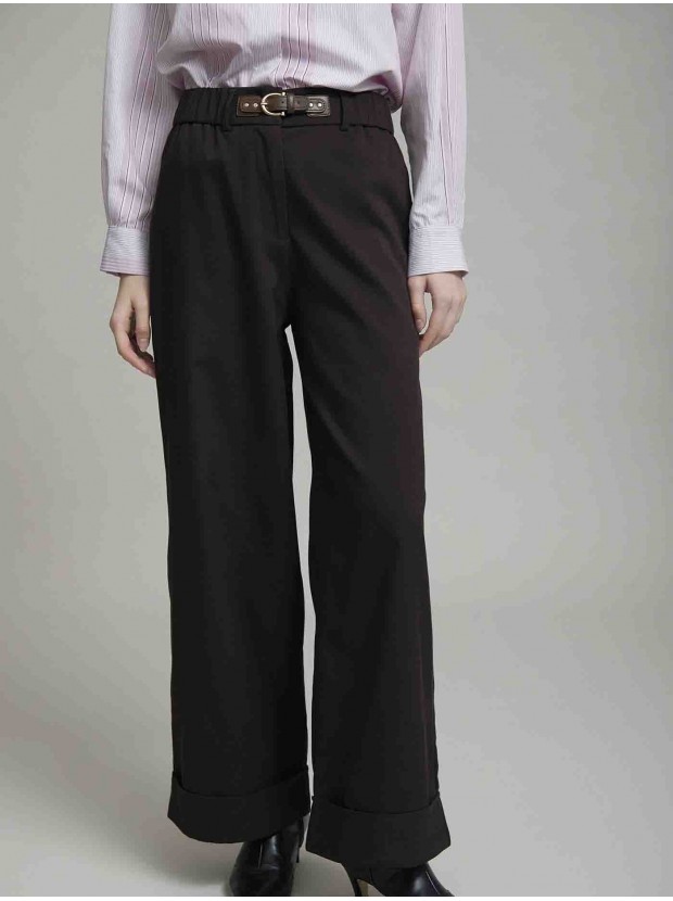 Pantalón con hebilla en la cintura