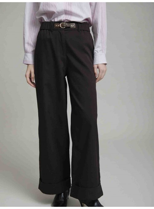 Pantalón con hebilla en la cintura