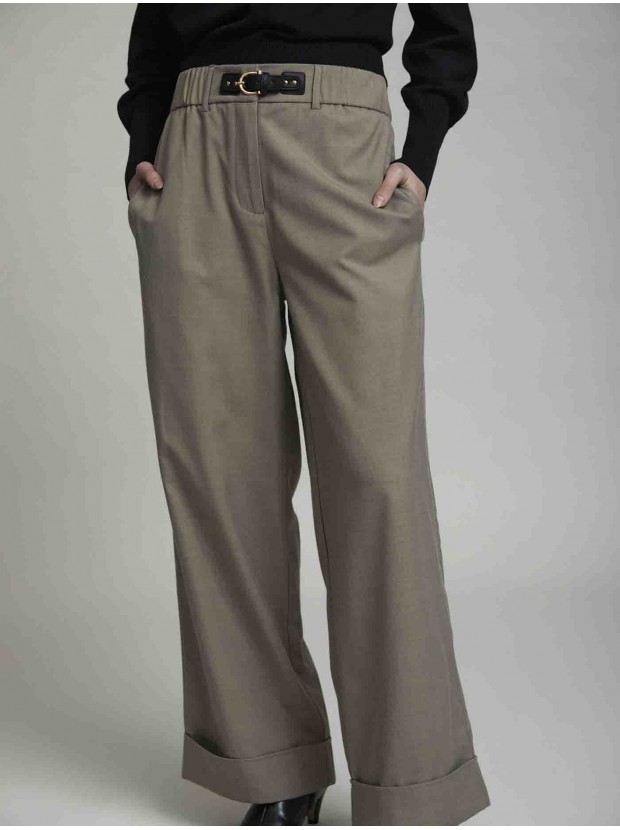Pantalón con hebilla en la cintura