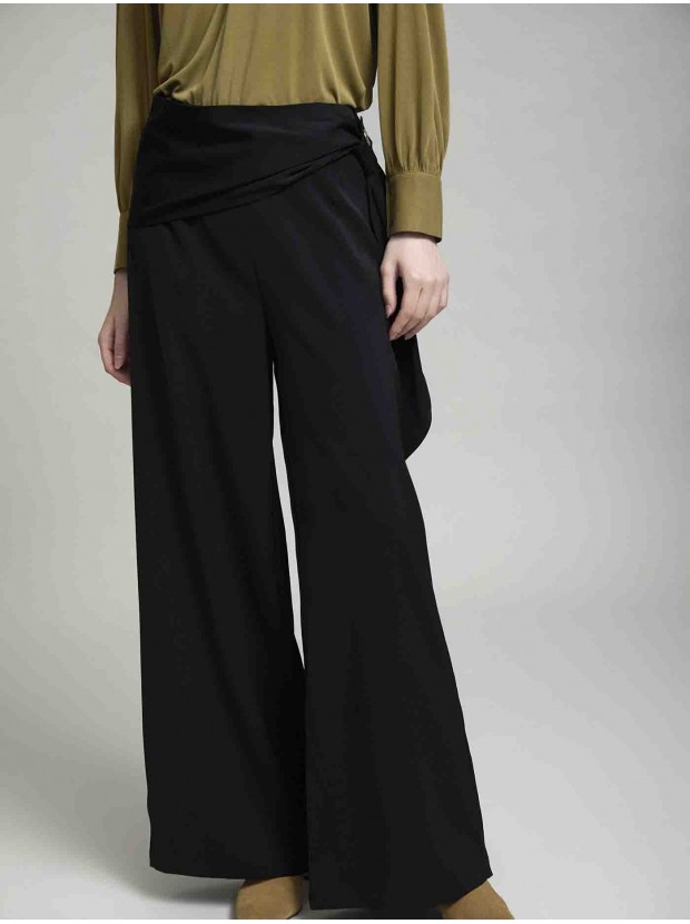 Pantalón con detalle en cintura