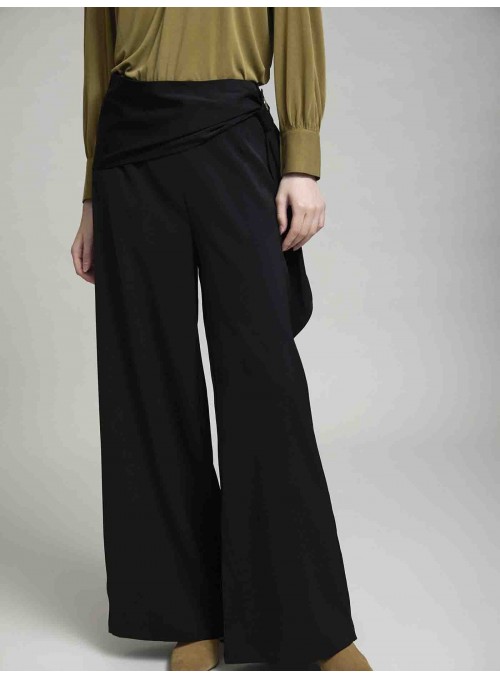 Pantalón con detalle en cintura