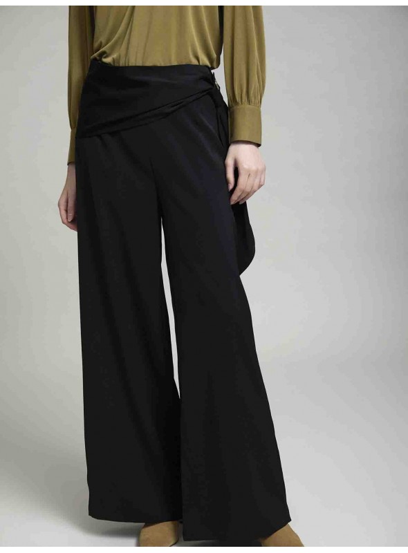 Pantalón con detalle en cintura
