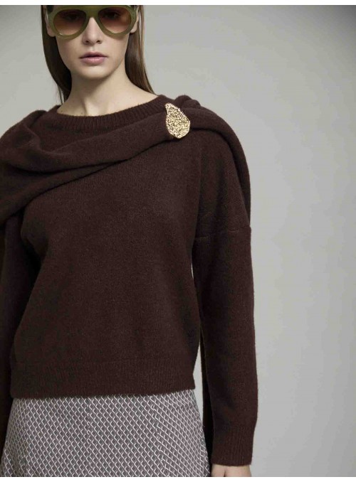 Jersey con bufanda broche dorado