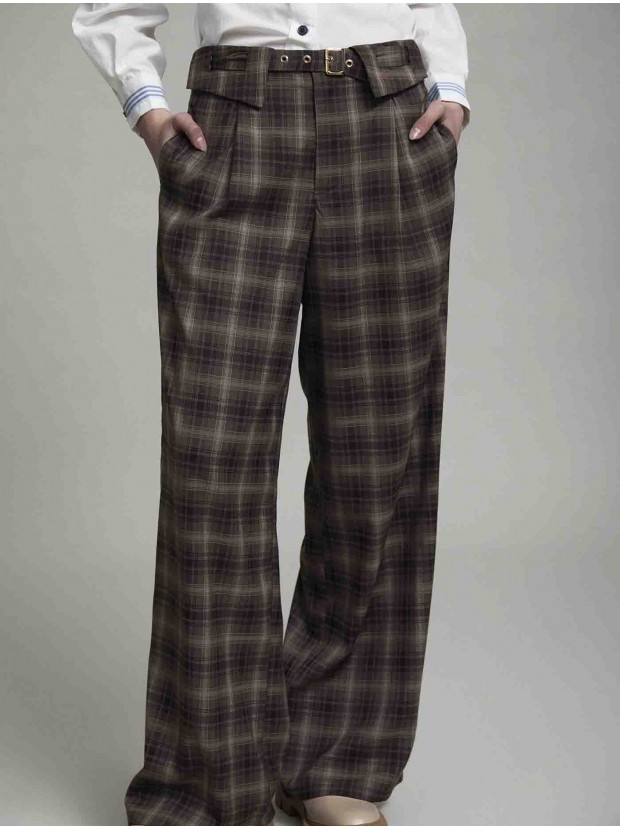 Pantalón a cuadros con cinturón